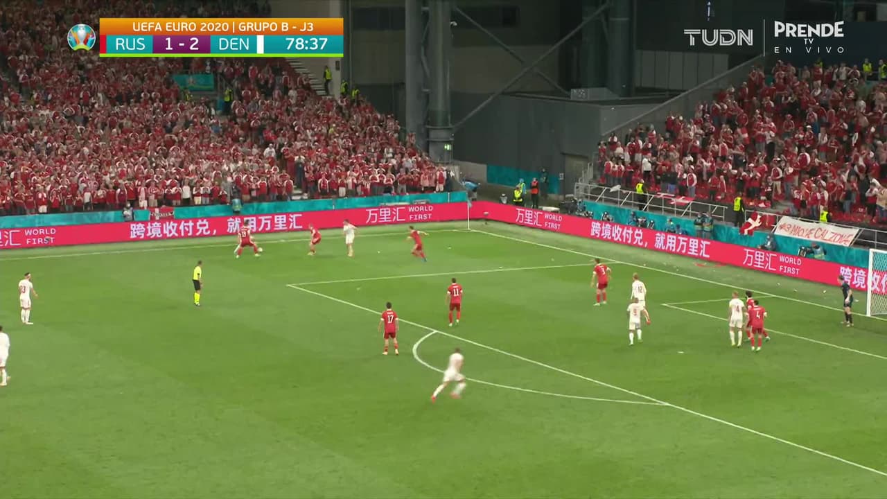 ¡GOL!  anota para Dinamarca. Andreas Christensen