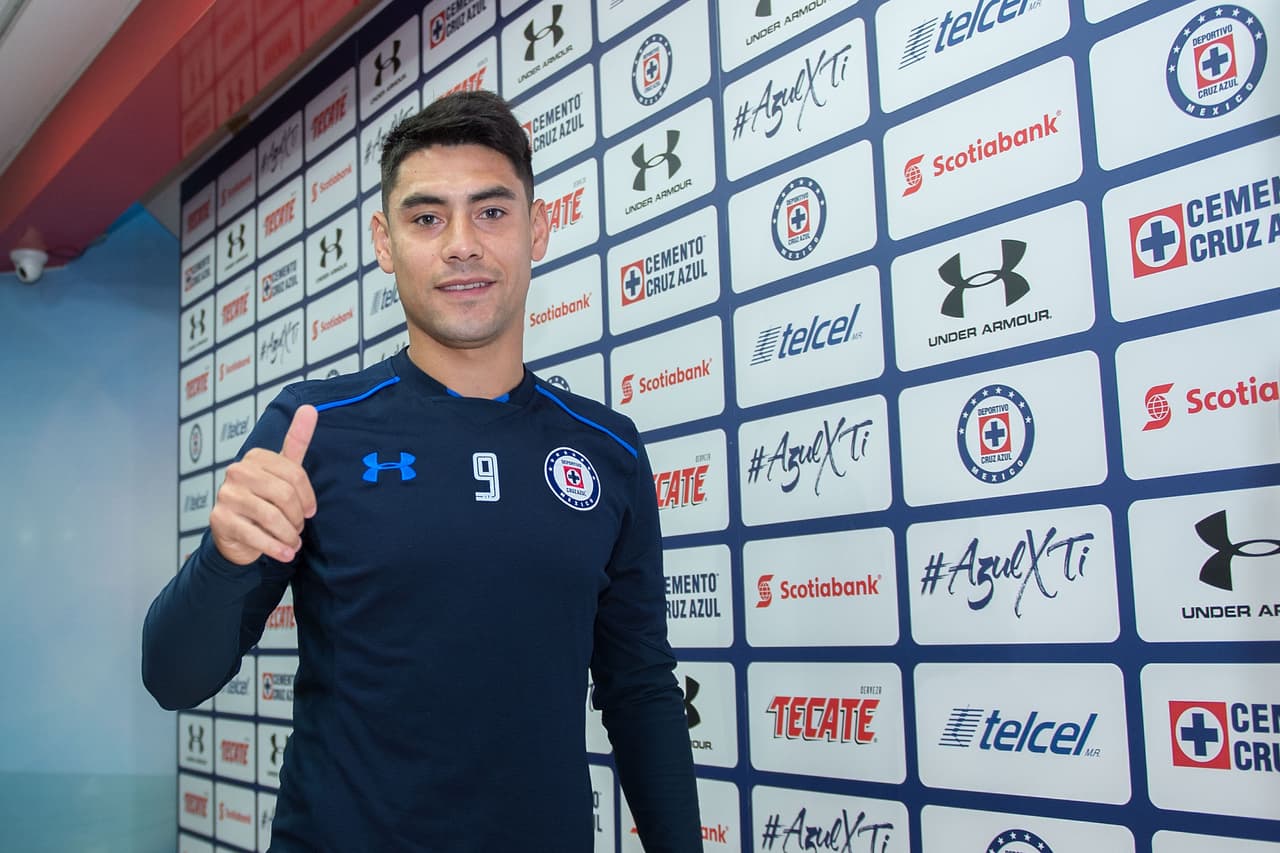 Su trabajo con Cruz Azul fue premiado con su primer llamado a la selección de Chile dirigida por Reinaldo Rueda, lo que indica que de ahora en adelante solo serán grandes cosas para el delantero.