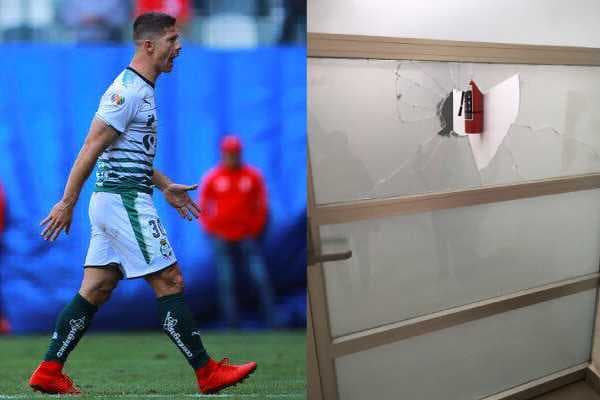 El delantero de Santos salió bastante molesto tras la expulsión.