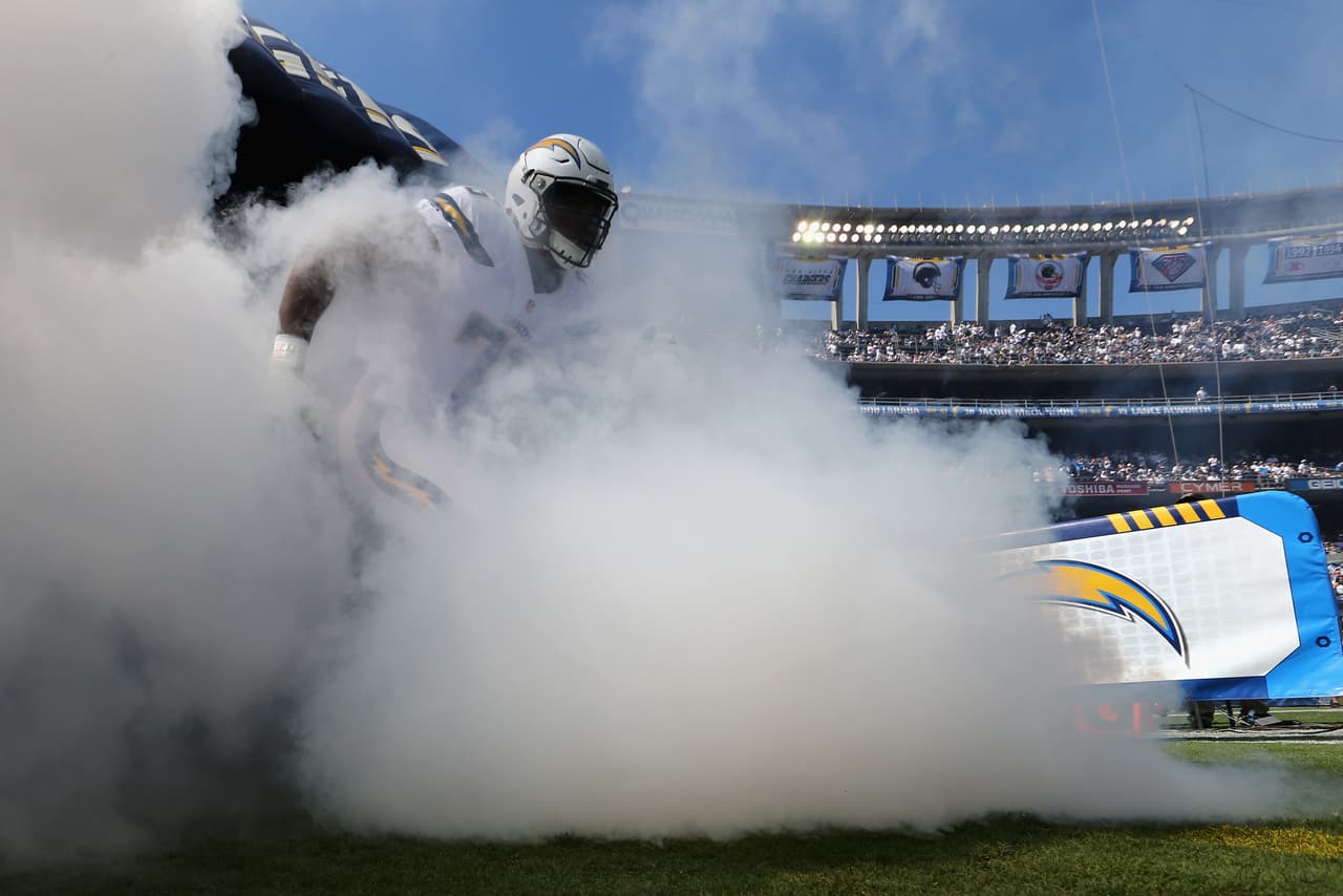 Entrada al campo de los Chargers.