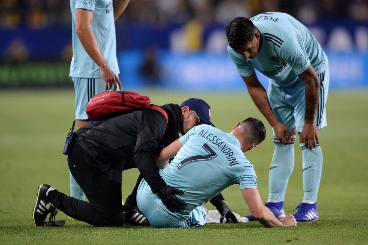 A los 16 minutos el mediocampista francés de LA Galaxy Romain Alessandrini (7) fue sustituido al sufrir una lesión.