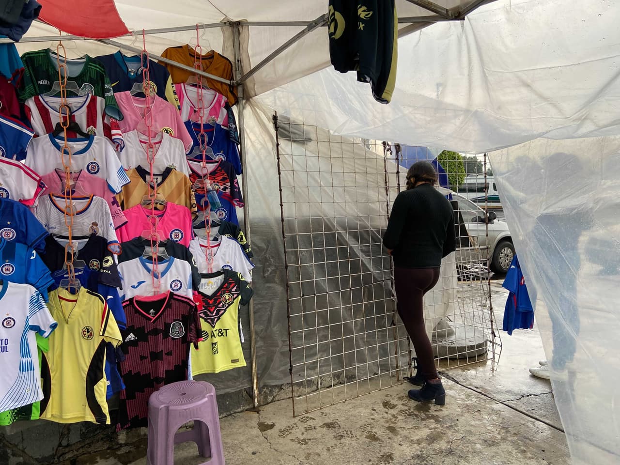 Comerciantes se ven afectados por el veto al Estadio Azteca