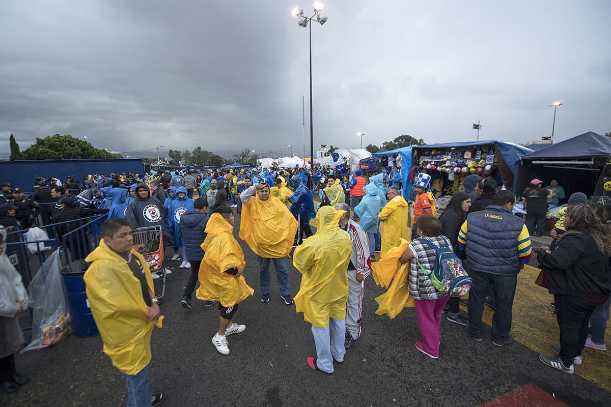 Los fanáticos se organizaron en grupos para hacer su ingreso al máximo escenario del fútbol mexicano.