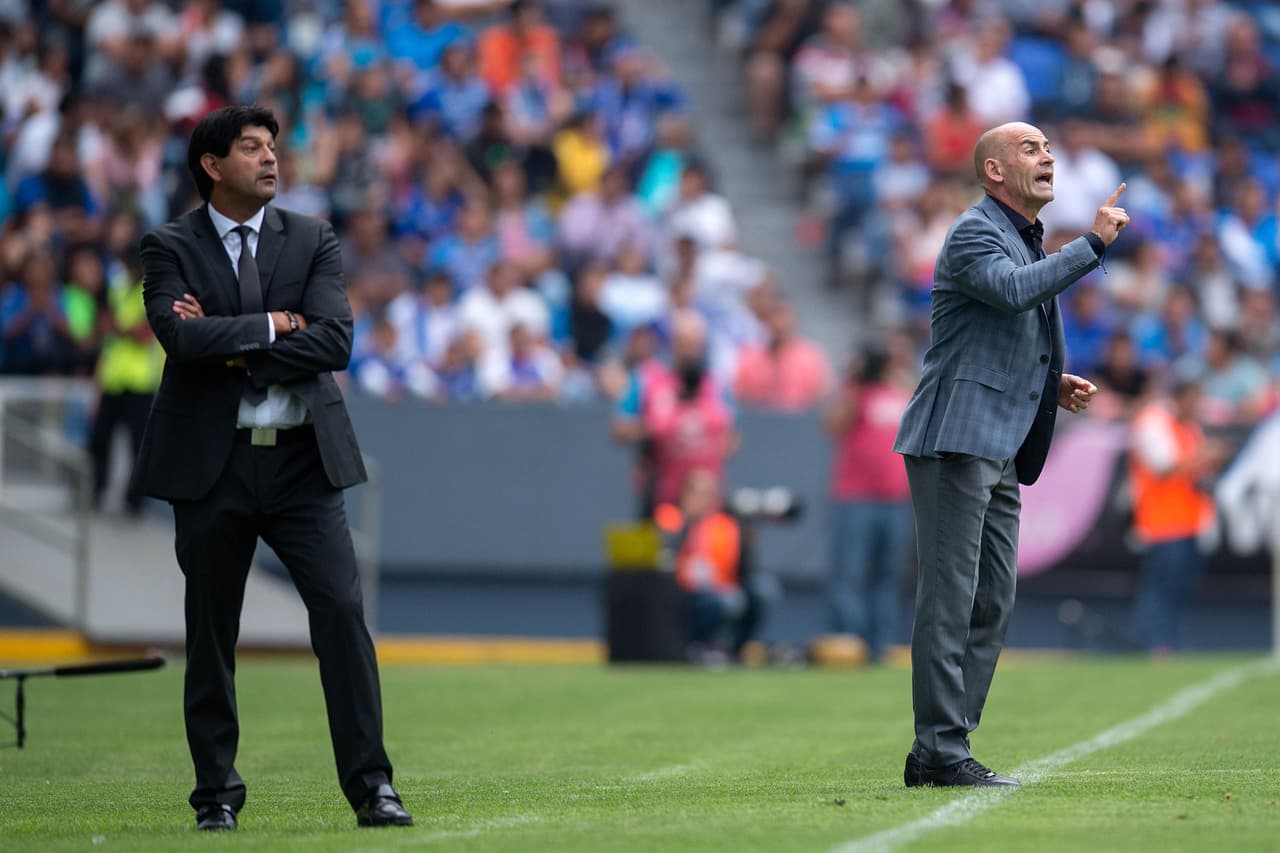 Pepe Cardozo y Paco Jemez en las bancas ordenando a los suyos.
