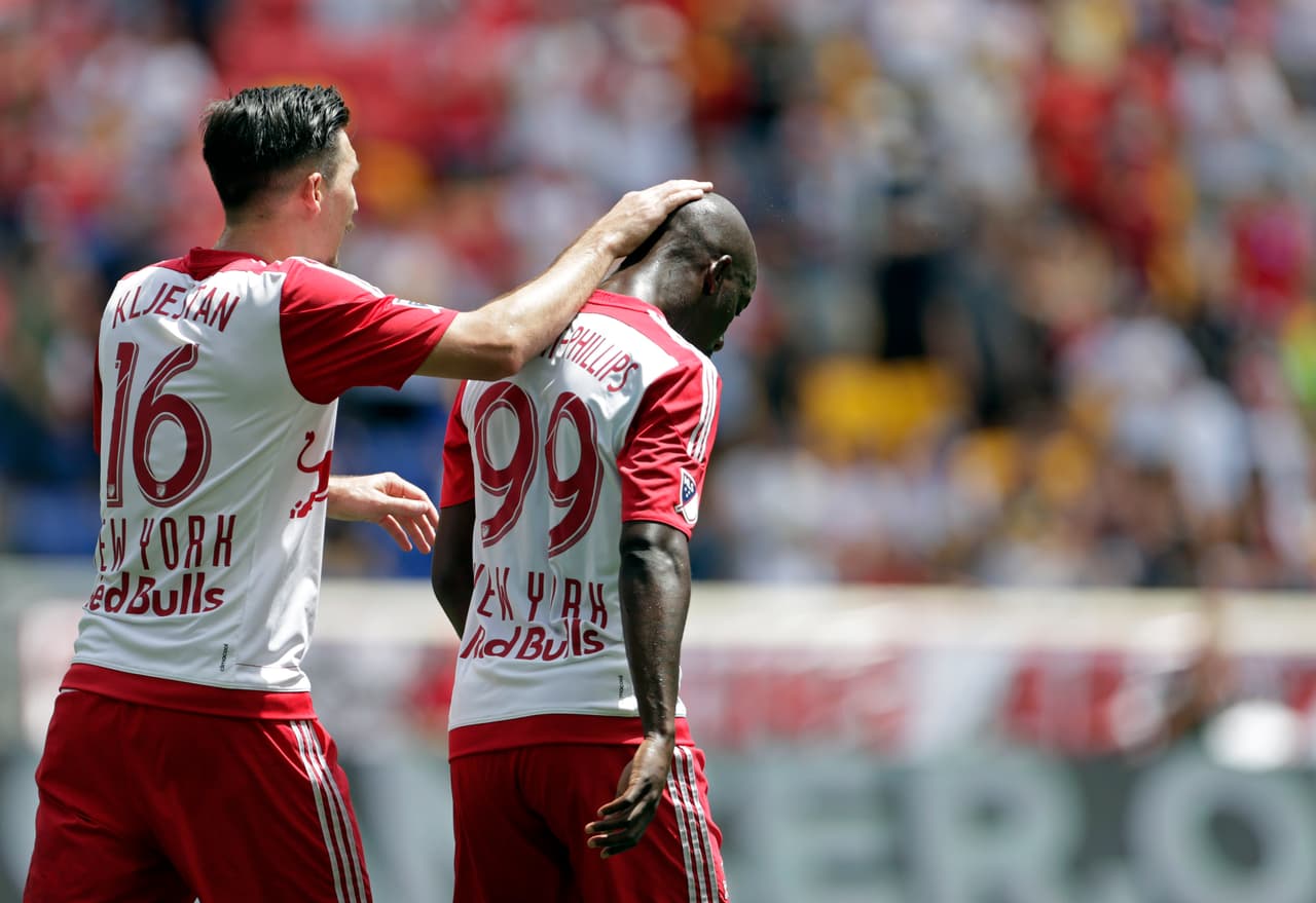 Sacha Kljestan y Bradley Wright-Phillips lamentan la oportunidad perdida.