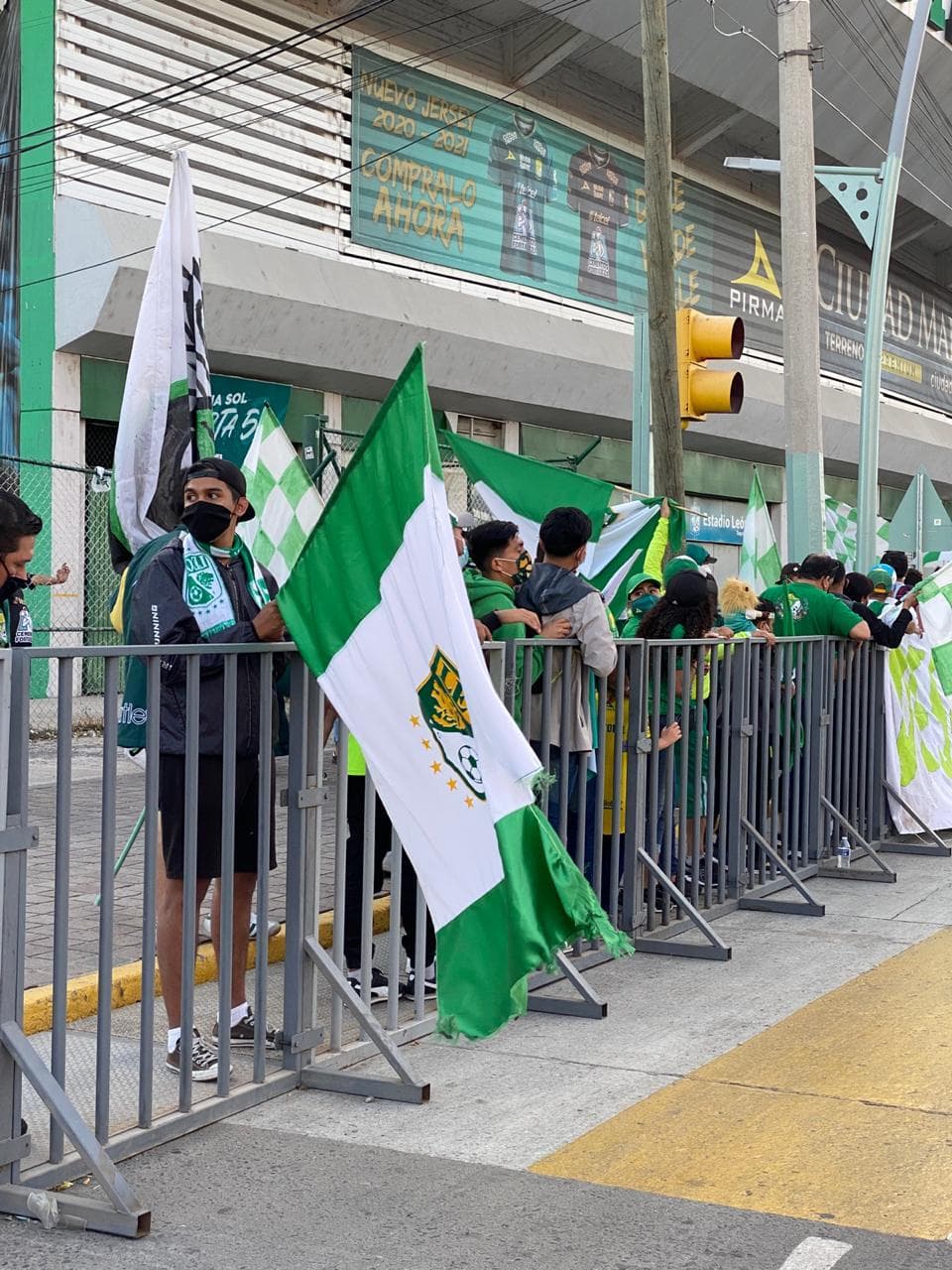 Las aficiones de los cuadros felinos acuden a las inmediaciones del estadio para recibir y apoyar a sus jugadores previo a la final de vuelta del Guard1anes 2020.