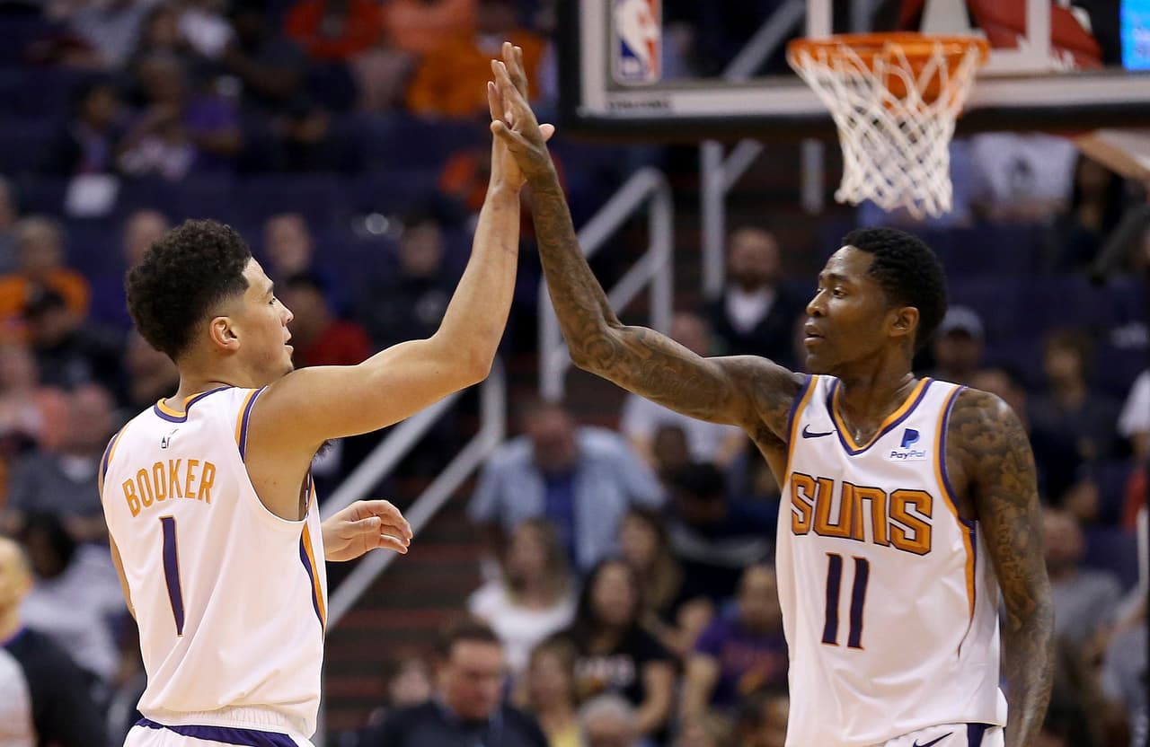 <b>WASHINGTON 124-121 PHOENIX</b>. Pese a ser dos equipos que ya están eliminados de la posibilidad de metese a los Playoffs, los Wizards (31-45) y los Suns (17-59) brindaron un juego muy emocionante, aunque estos últimos hilan su quinto descalabro en fila.