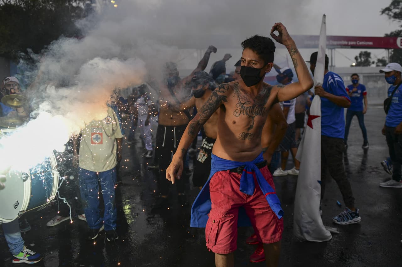 Algunos aficionados de la Máquina del Cruz Azul hicieron un pequeño viaje desde ecatepec para apoyar a sus futbolistas minutos antes de que inicie el clásico joven.