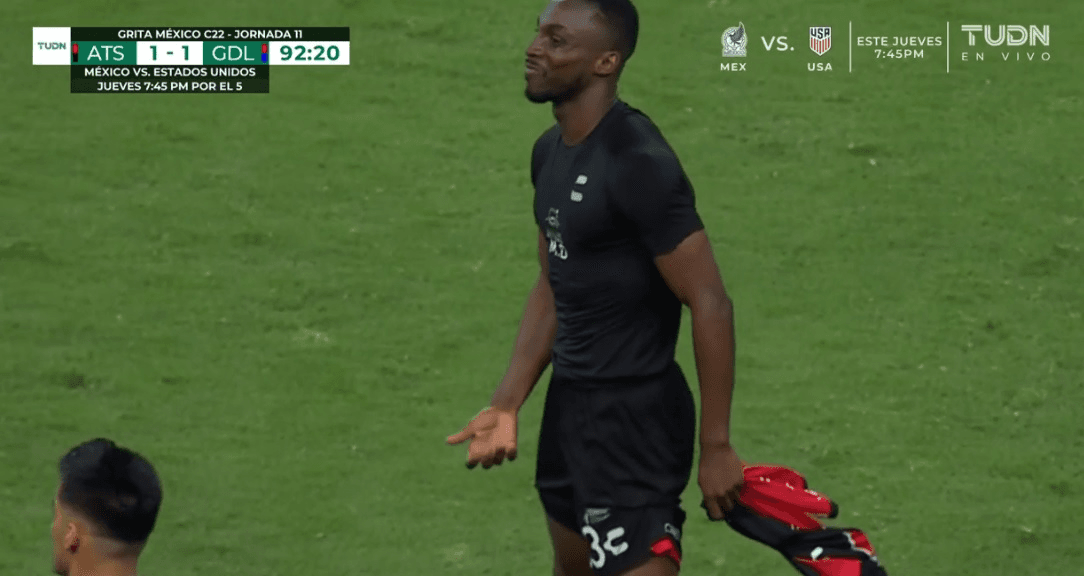 Expulsan a Quiñones por lanzar un "Me la pel..." a banca de Chivas