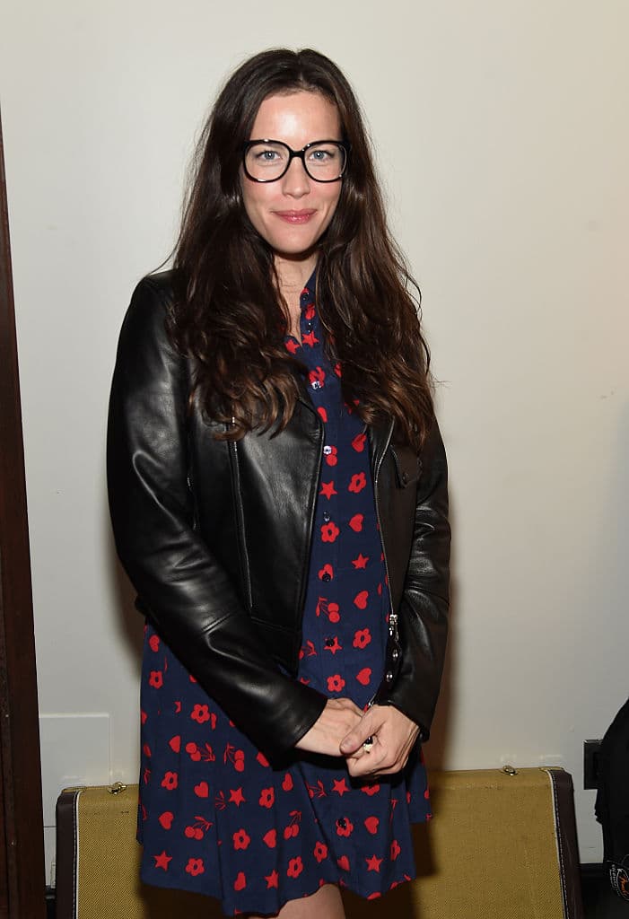 Onegin (1998) - San Petersburgo, siglo XIX. Tras dilapidar su fortuna, Evgene Onegin, uno de los solteros más codiciados de la ciudad, recibe en herencia de un tío suyo grandes propiedades en el campo.
<br>