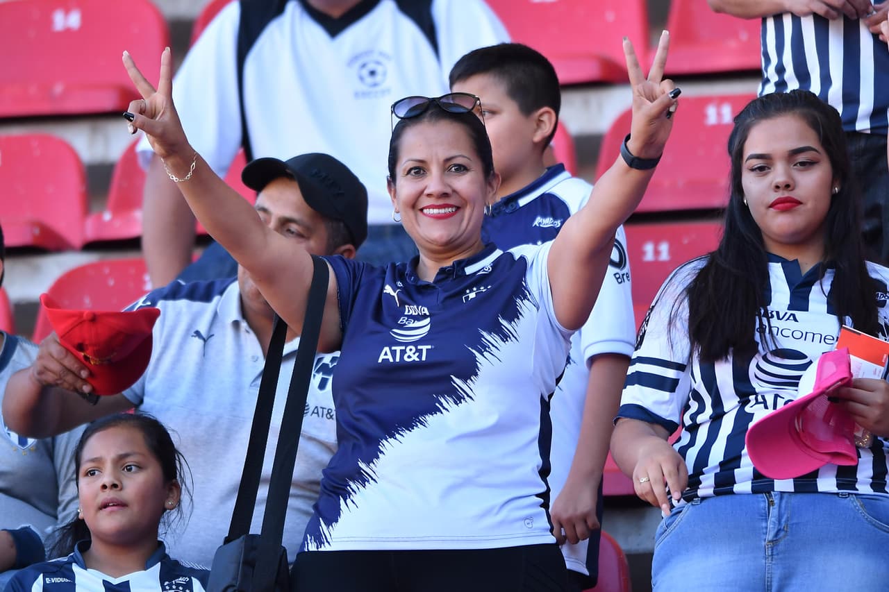 Las aficiones de Rayados del Monterrey y Rayos del Necaxa asistieron con enorme ilusión al Estadio Victoria para el duelo entre ambos equipos por la Ida de los Cuartos de Final de la Liga MX. Se estaba cocinando un ambientazo.