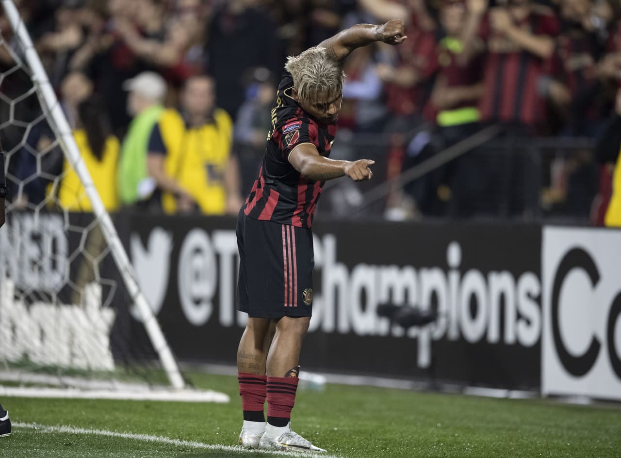 El venezolano solo tuvo que empujar la pelota a la red frente al portero, que por más que lo intentó no pudo contener el remate.