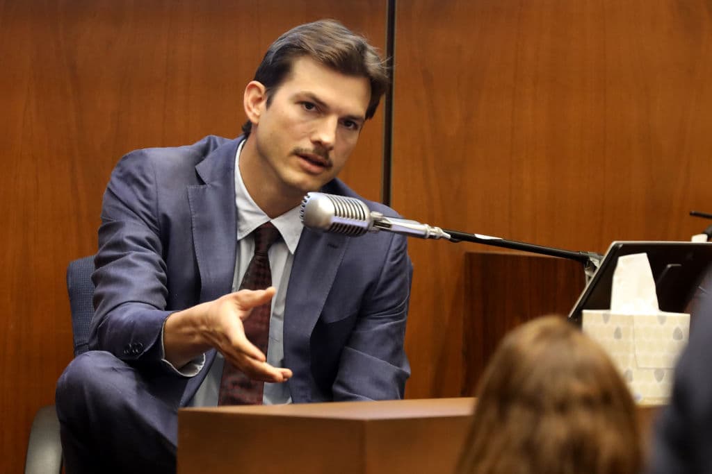 Kutcher le dijo a Cheddar News en julio que vendió su boleto a la compañía después de una conversación con su esposa Mila Kunis.