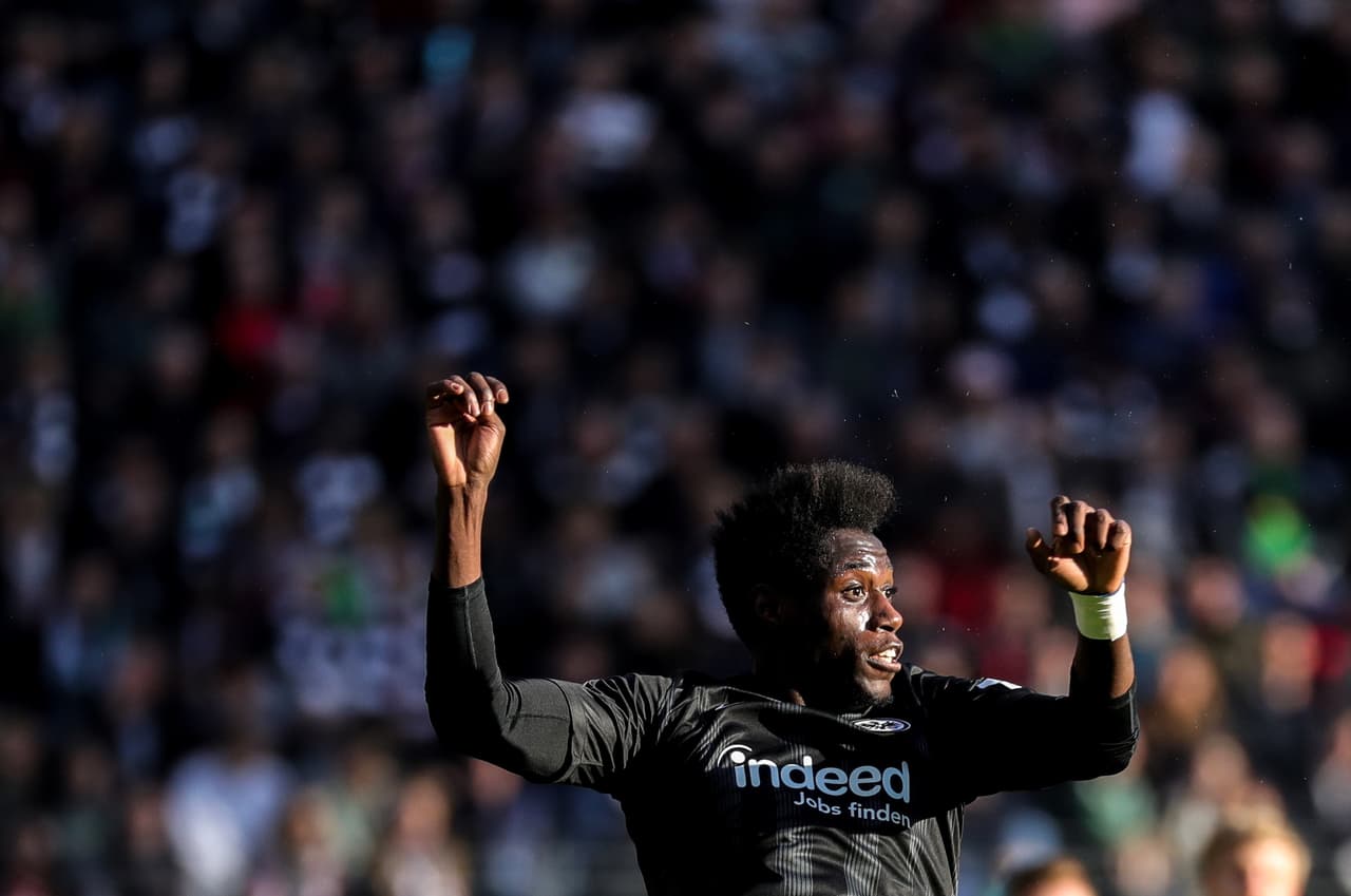 Con la diferencia a favor del Eintracht Frankfurt, ambos equipos se fueron al descanso tras el primer tiempo.