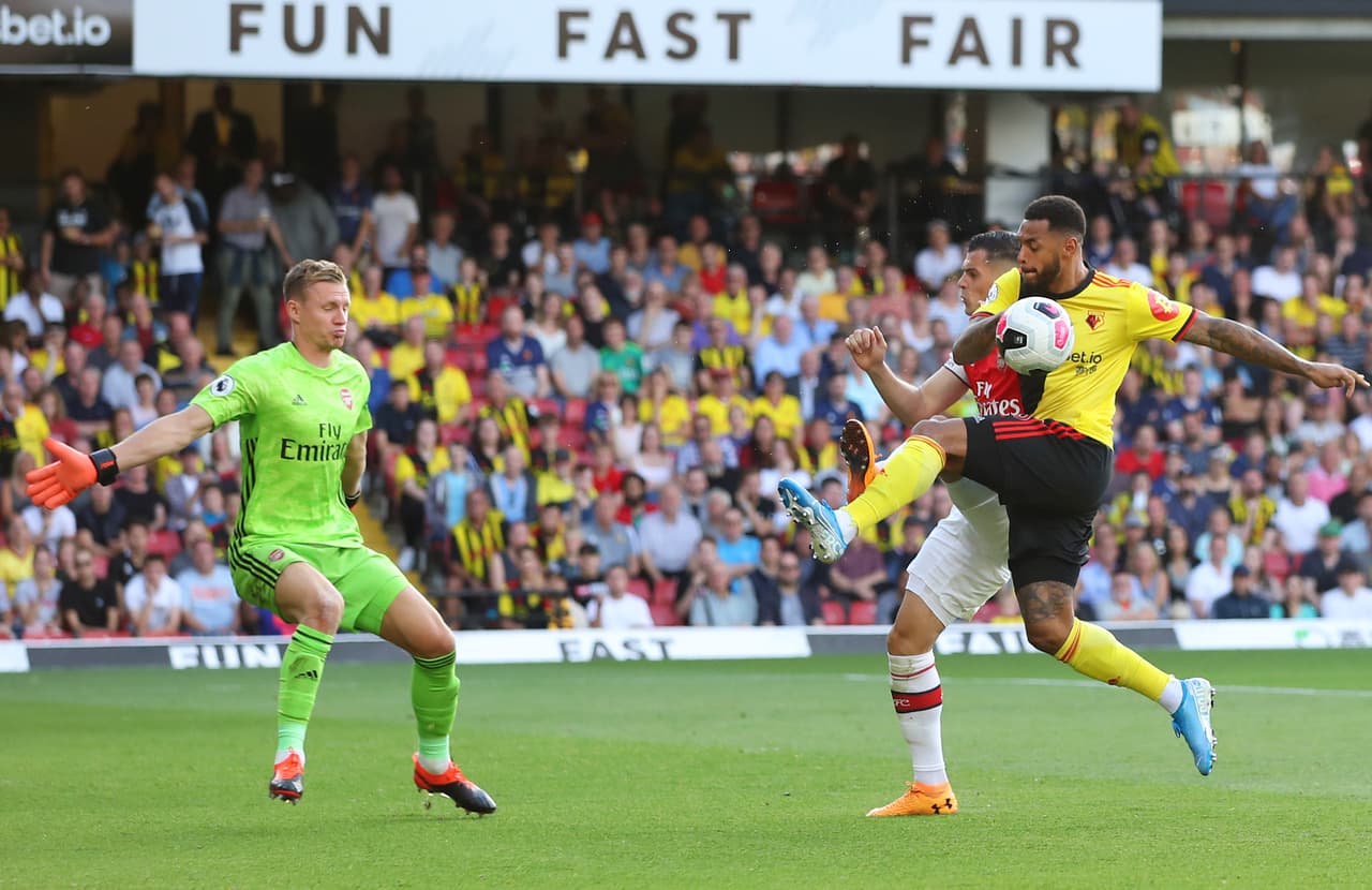 Error en la salida de Papastathopoulos que concluye en gol de Cleverley.