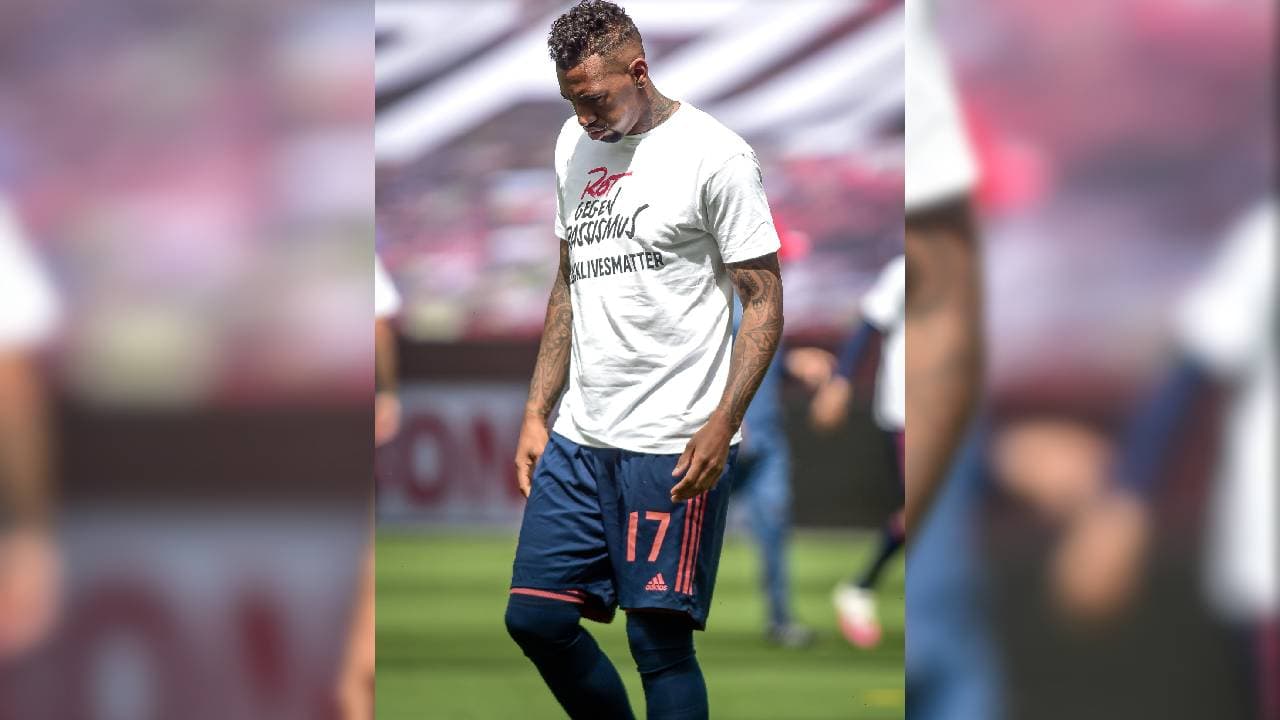 Durante el calentamiento previo al cotejo ante Leverkusen, portaron camisetas con las etiquetas #RotgegenRassismus y #BlackLivesMatter. “La muerte de George Floyd y las imágenes de EEUU nos conmocionan a todos”, publicó Herbert Hainer, presidente del Bayern Munich.