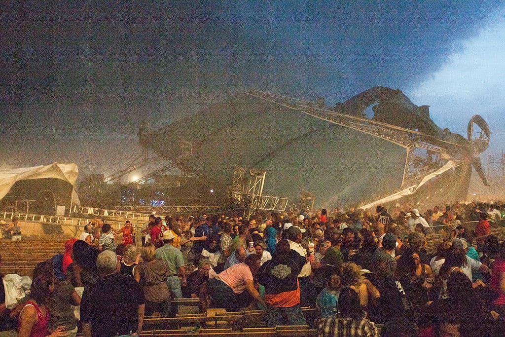 Siete personas murieron y 58 resultaron heridas cuando los fuertes vientos golpearon andamios de metal y equipos de escenario contra una multitud abarrotada.