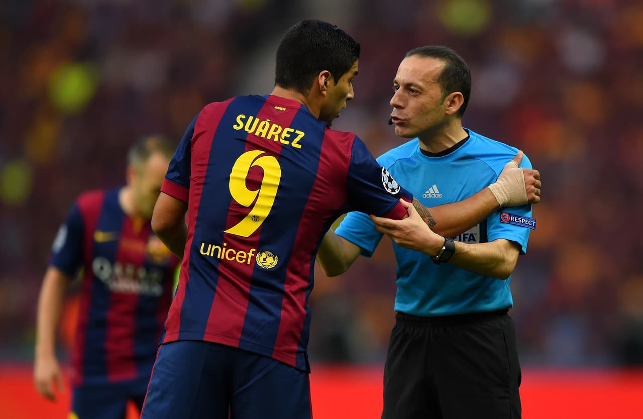 Luis Suárez en dialogo con el árbitro turco Cüneyt Çakir