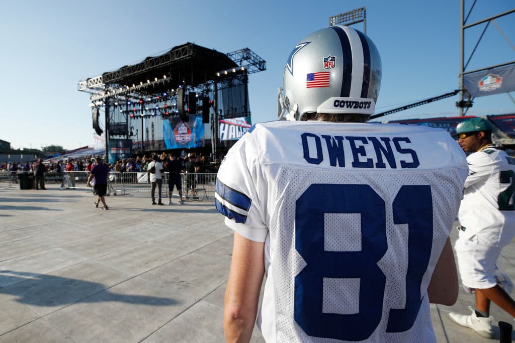 Un fanático de los Dallas Cowboys en el sitio de la ceremonia de inducción al Salón de la Fama de la NFL, con la jersey de Terrell Owens.