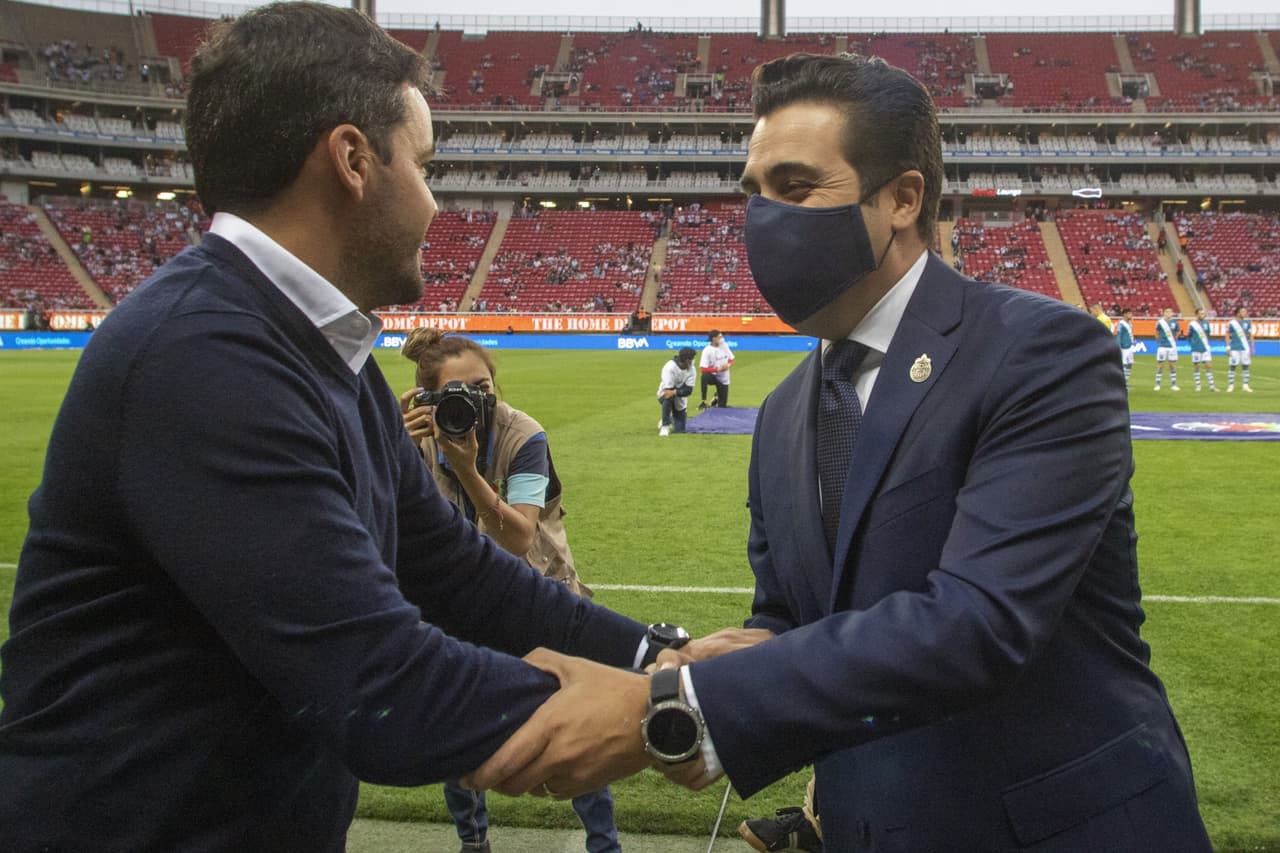 Los entrenadores se saludaron ante del juego.
