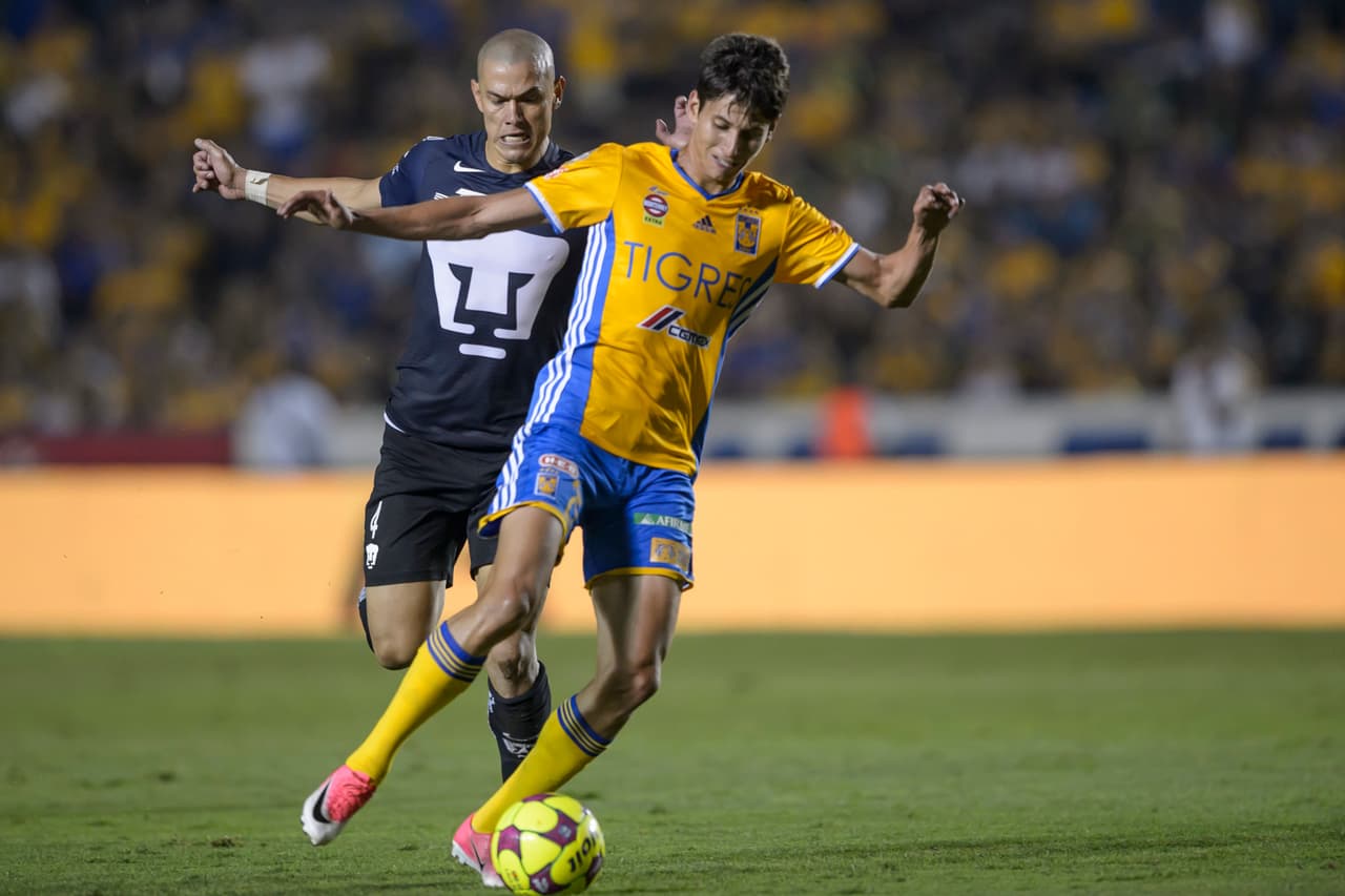 Los críticos de Verón argumentan que perdió su velocidad y jugadores como Jürgen Damm le ganan muy fácil en la carrera.