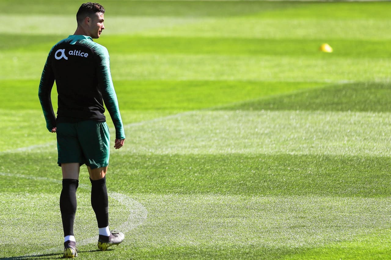 Cristiano Ronaldo se entrena junto a sus compañeros de la selección nacional de Portugal en la Ciudad del Fútbol de Oeiras, en las afueras de Lisboa, Portugal.