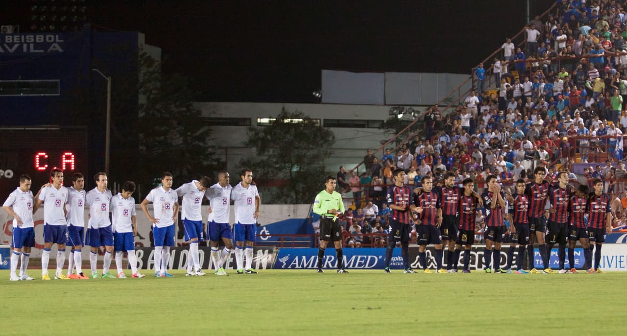 Después de ese gran 1997 tenemos que trasladarnos al 2013, para los últimos dos triunfos del Cruz Azul. El 10 de abril, en el Estadio Olímpico de Cancún, lograron un nuevo título de
<b>Copa MX.</b>