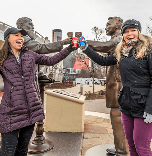 A mucha gente le gustó tanto la idea que no dudaron en hacerse la foto con los fundadores de las dos bebidas gaseosas más famosas del planeta. Curiosa intereacción sin duda.