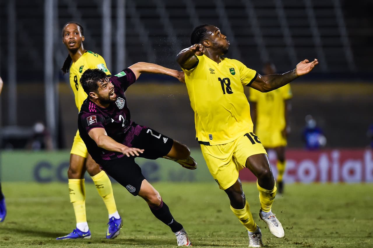 A México le bastan dos minutos para darle la vuelta a Jamaica y vencer 1-2 en Kingston.