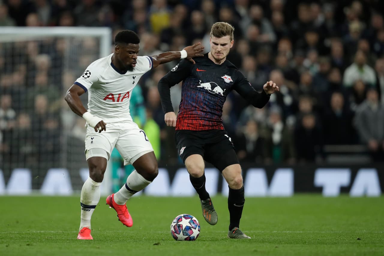 Serge Aurier en una marcación de cerca ante el peligroso Timo Werner.