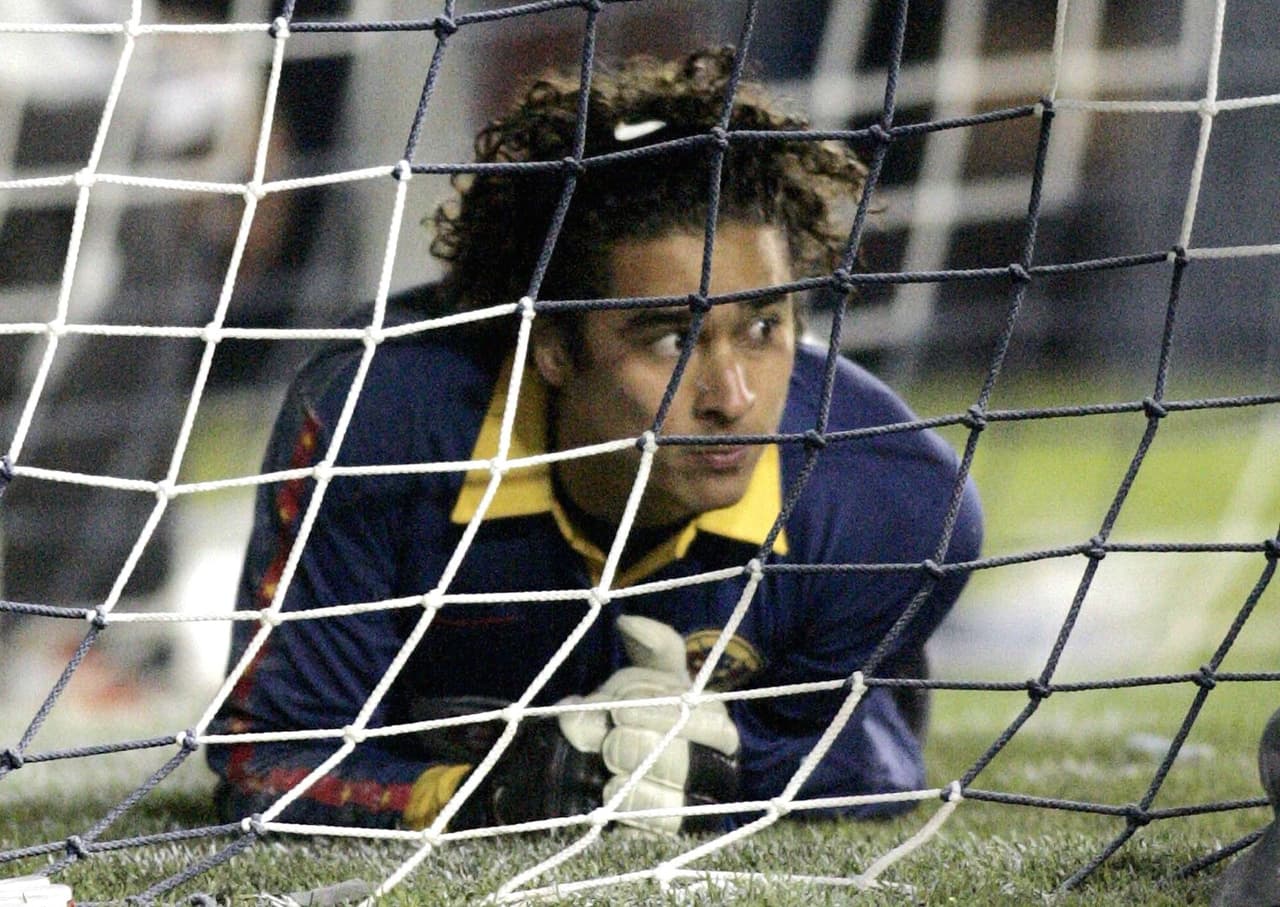 Un arquero que suele ser confiable como Guillermo Ochoa también ha sido víctima de 'osos'. En la final del América contra Pachuca en el Clausura 2007, el arquero de las 'Águilas' falló y el error le costó el 2-1 de su equipo contra los 'Tuzos'. A 'Memo' se le resbaló un balón que parecía tener controlado y se le metió como gol.