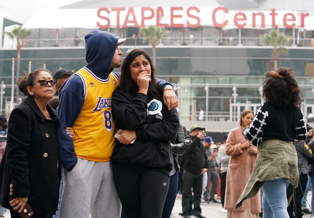 Aficionados se acercaron al Staples Center, entre lagrimas e indredulidad para dejar flores por la muerte de Kobe Bryant.