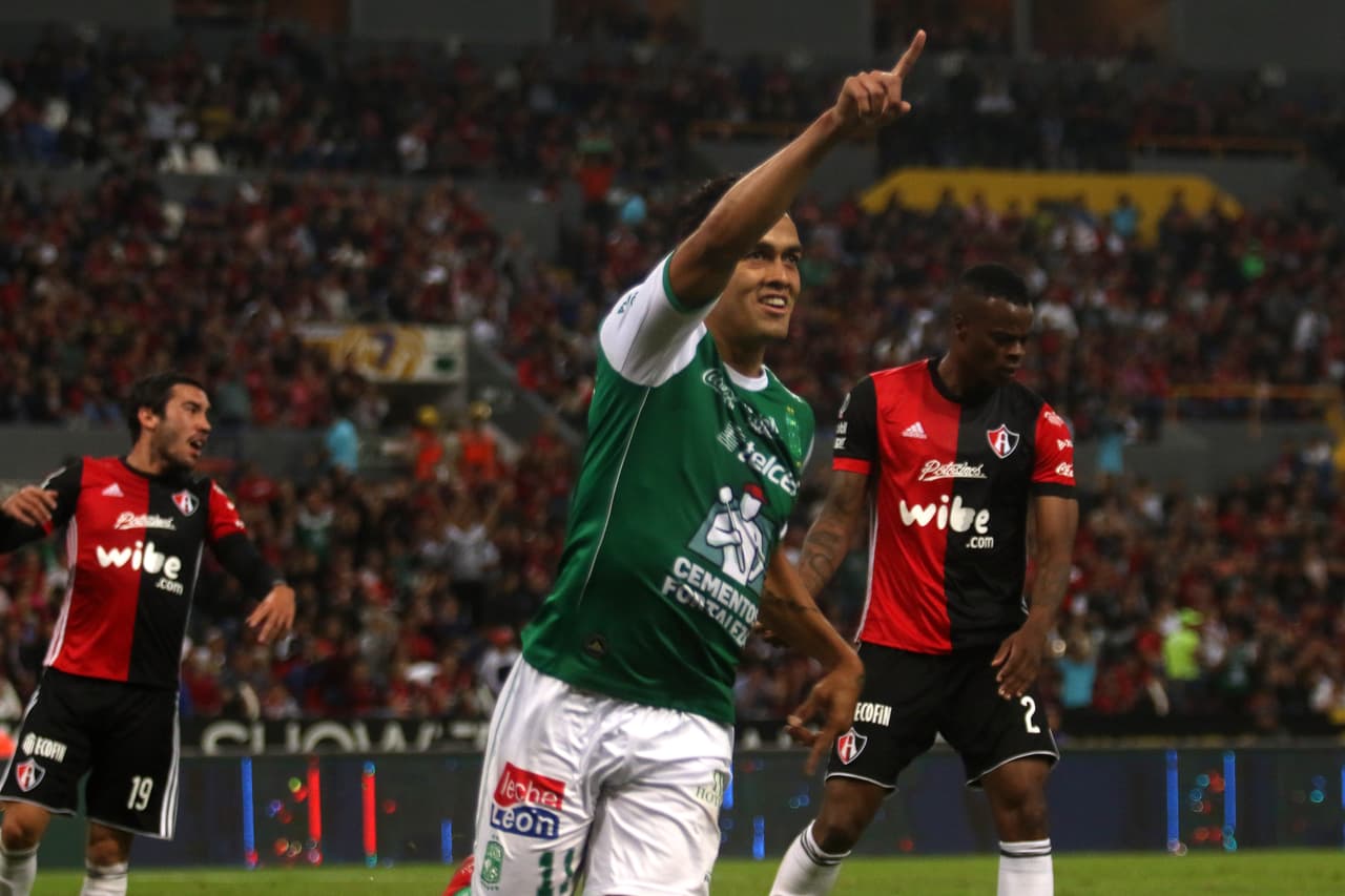 La primera fue ante León, en el estadio Jalisco, cayendo por 2-1.