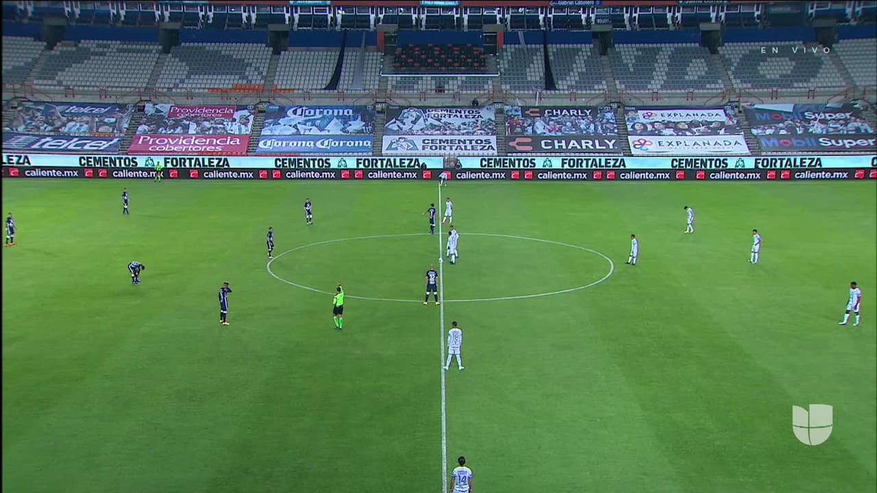 Arranca el partido y la pelota está en juego.