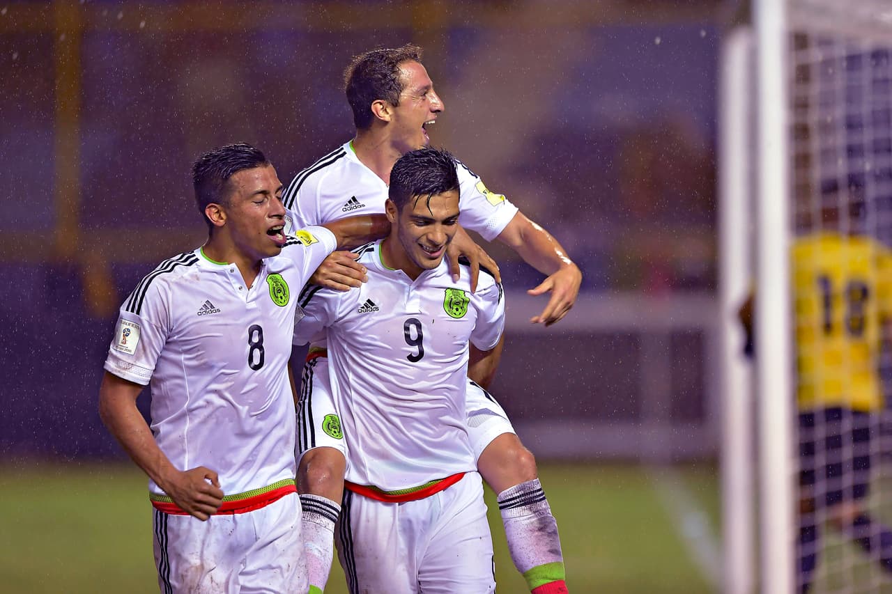 La victoria mexicana en San Salvador trajo como consecuencia una lesión en la rodilla para Raúl Alonso Jiménez, quien ya no volvió a jugar con 'El Tri' por el resto del 2016.