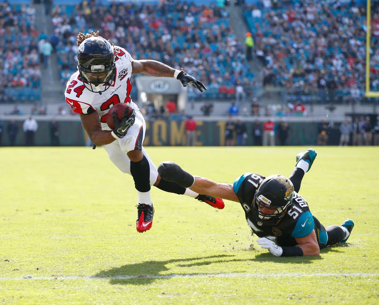 50 / DEVONTA FREEMAN - RB - ATLANTA FALCONS - En su segundo año en la NFL se convirtió en el líder corredor de los Falcons con 1,056 yardas y 11 touchdowns pero, lo más importante, su promedio de 4 yardas por acarreo. Agregó 73 recepciones para 578 yardas y 3 touchdowns más. El año pasado no estuvo en el Top 100.