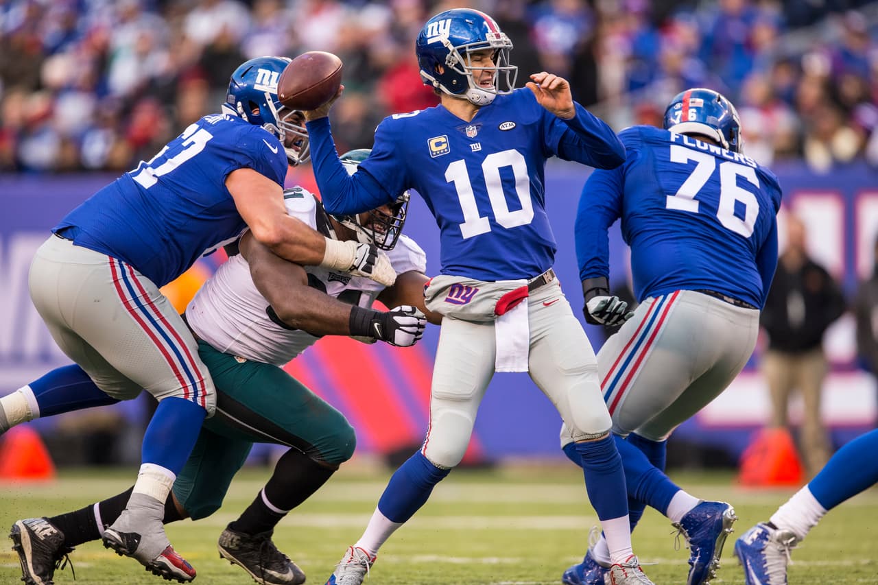 47 / ELI MANNING - QB - NEW YORK GAINTS - En 2015 tuvo una de las mejores temporadas de su carrera. Superó las 4 mil yardas por quinta vez y los 30 pases de touchdown apenas por tercera vez en 12 años. Solo tuvo 14 intercepciones pero lo atraparon 27 veces, factor que no es tanto su culpa. El año pasado no estuvo en el Top 100.