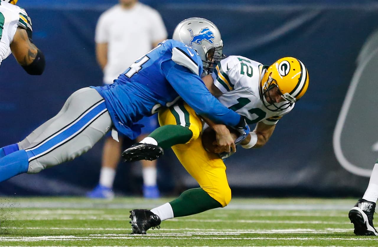 43 / EZEKIEL ANSAH - DE - DETROIT LIONS - En 2015 hizo olvidar a Ndamukong Suh quien se fue a Miami por dinero. Ansah registró 14.5 capturas de quarterback, líder de los Lions y agregó 4 balones sueltos forzados. Cumplió su tercera temporada en Detroit donde acumula 30 capturas. El año pasado no estuvo en el Top 100.