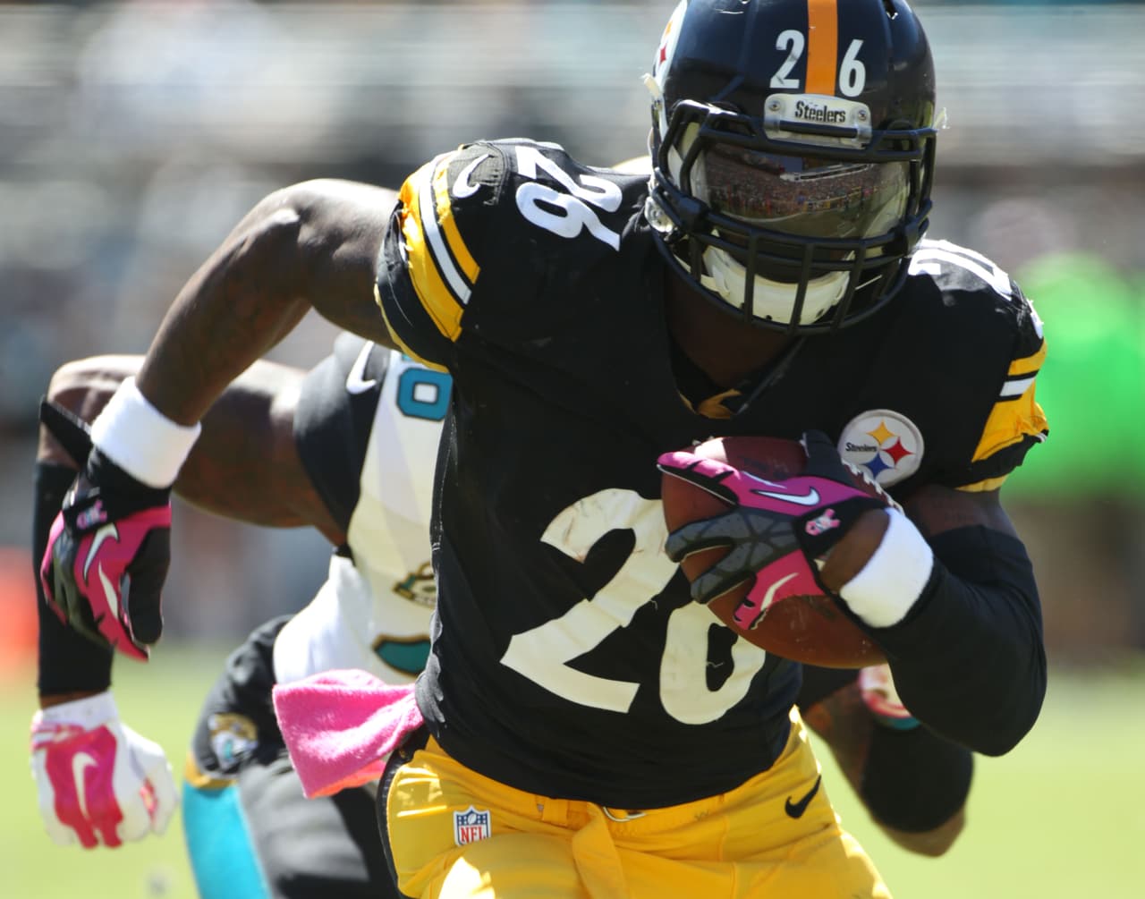 41 / LE’VEON BELL - RB - PITTSBURGH STEELERS - Una lesión limitó su juego a solo 6 partidos en la temporada. Pudo correr 113 veces para 556 yardas y 3 touchdowns. Venía de una temporada de 1,361 yardas por lo que, sin duda, los Steelers lo extrañaron en 2015. La lesión le costó 35 lugares en el Top 100 donde el año pasado fue ubicado 16.