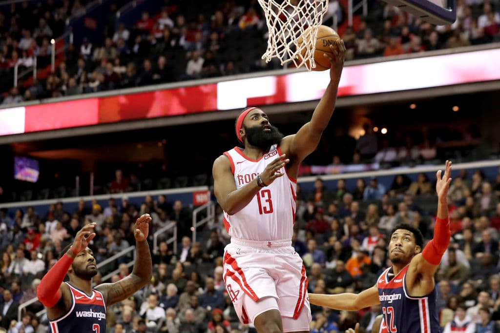 Pese a los 54 puntos de James Harden, Houston se quedó en la orilla en este juego. Por los Wizards destacó John Wall con 36 puntos y Bradley Beal se despachó con 32 unidades.