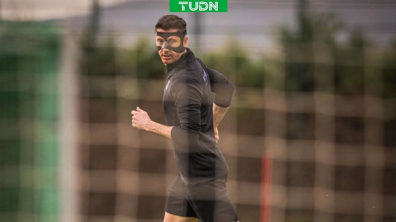 Robert Lewandowski entrena con máscara protectora por su lesión en el rostro