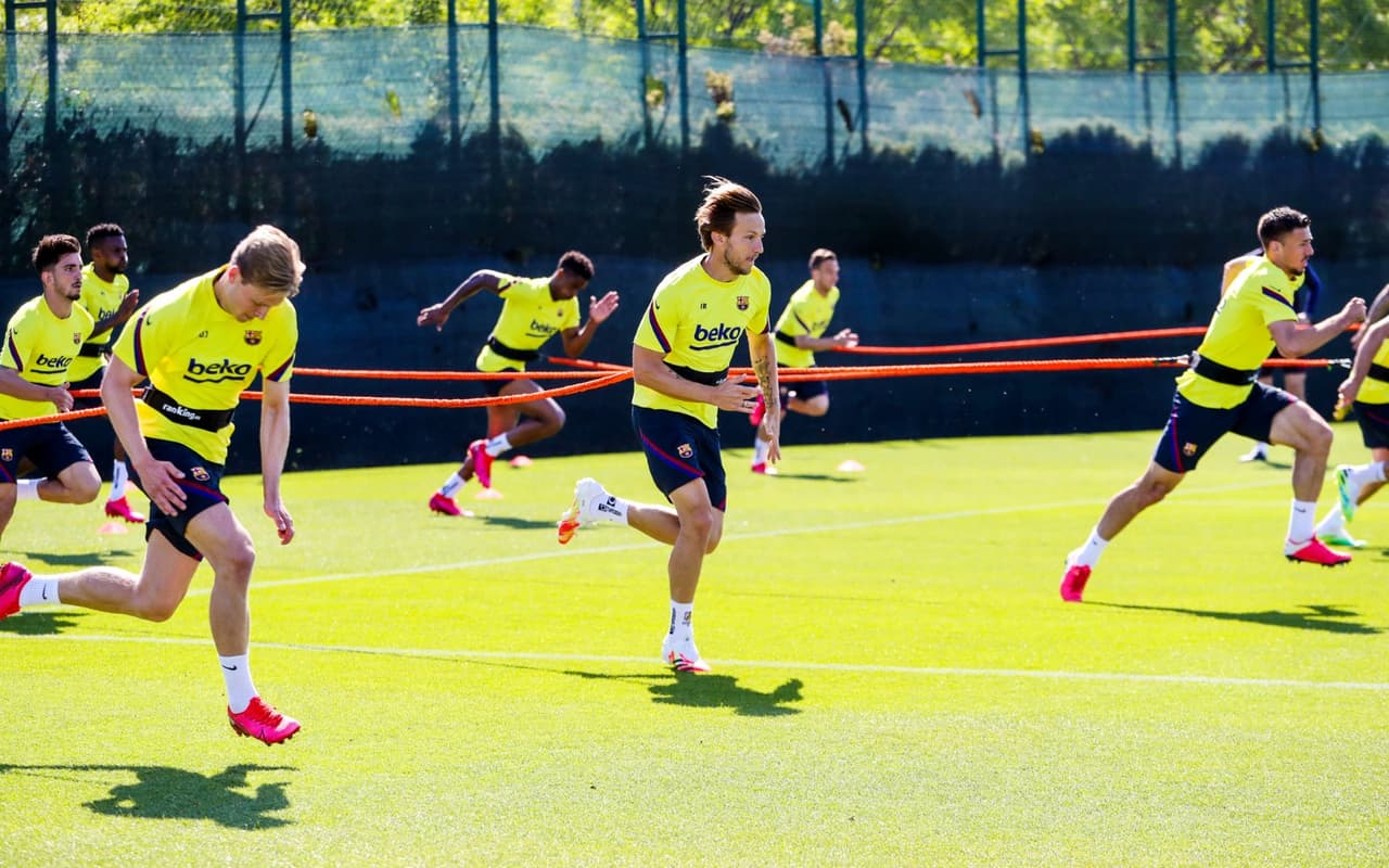 <b>¡Entrenamiento a tope!</b>
<br>Con ligas para fortalecer las piernas, tener mayor aceleración y potencia, así se entrenaron los culés este miércoles 27 de mayo.