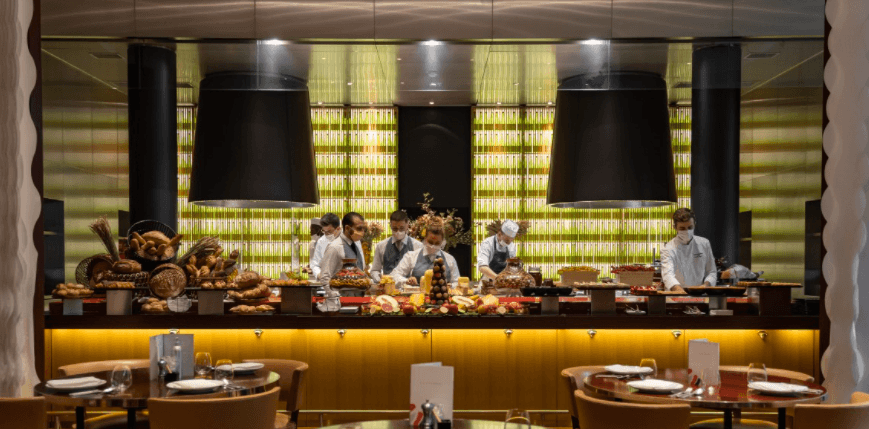 El lujoso hotel de cinco estrellas, Le Royal Monseau, será la casa provisional del astro argentino, pues su salida del Barcelona fue muy repentina. El hotel se encuentra ubicado en 37 Avenue Hoche y fue reformado por el famoso diseñador Philippe Starck. El Parque de los Príncipes se encuentra a tan solo 15 minutos del inmueble.