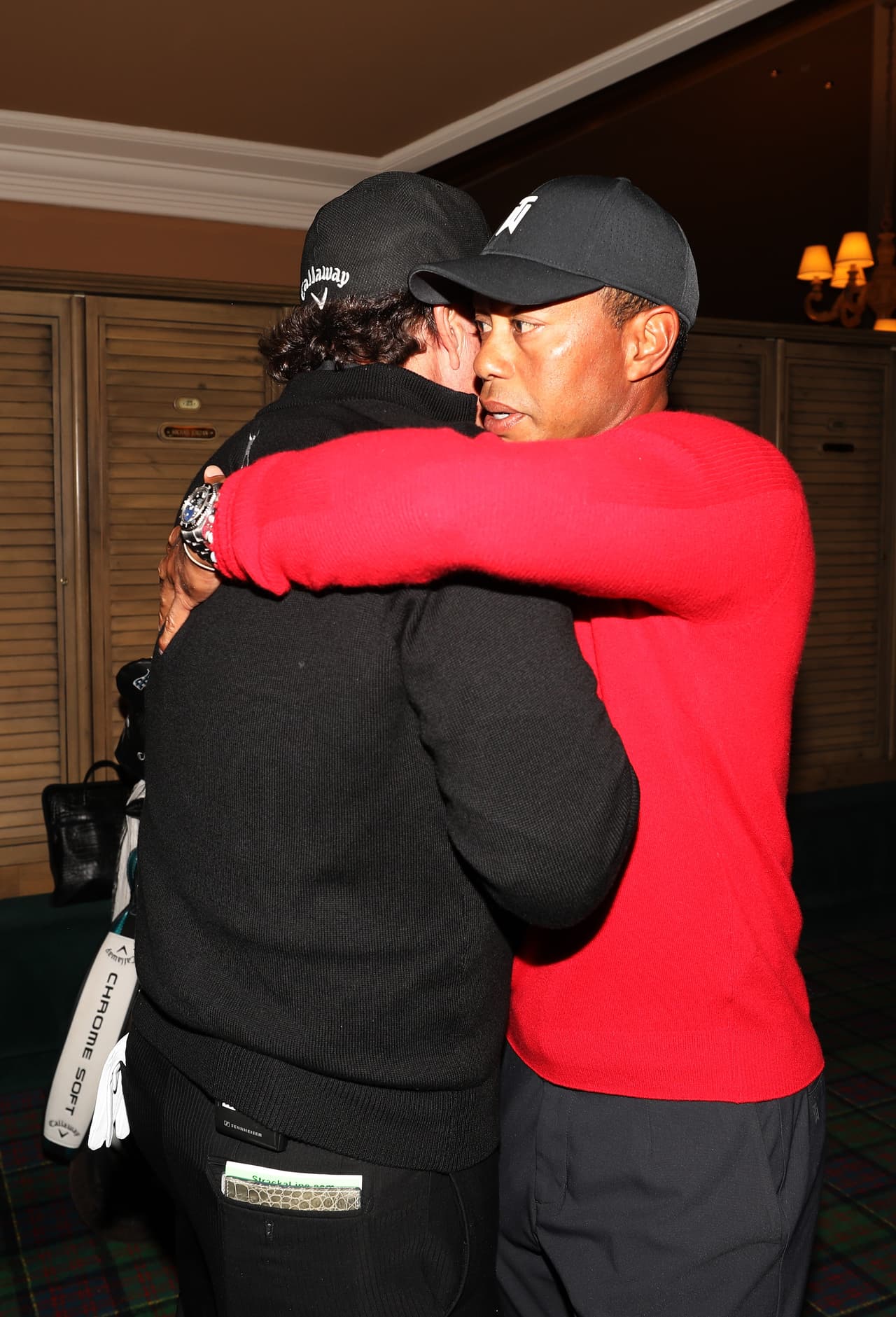 Al final, a pesar de cualquier apuesta o premio millonario, la relación entre Phil Mickelson y Tiger Woods tiene mucha cercanía.