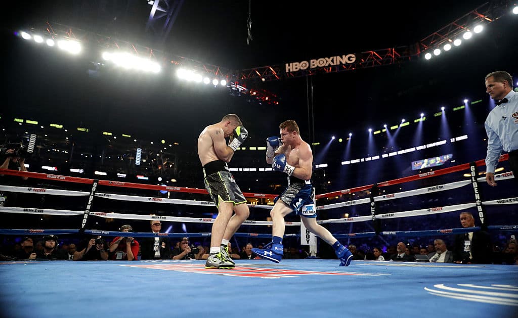El AT&T Stadium, casa de los Dallas Cowboys, fue escenario del combate entre Canelo Álvarez y el británico Liam Smith donde el mexicano ganó el título superwélter de la OMB el 17 de septiembre de 2016.
