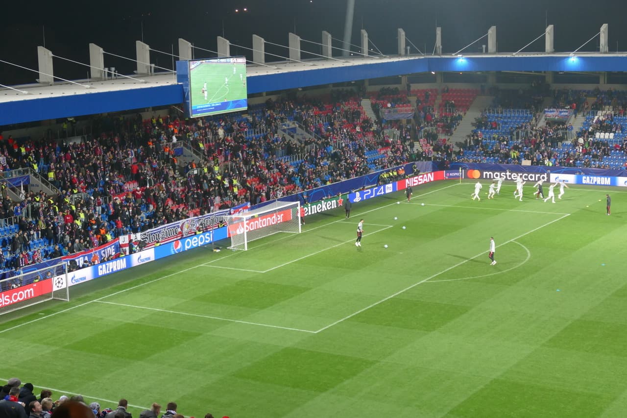 El estadio poco a poco se iba llenando a la espera del inicio del compromiso.