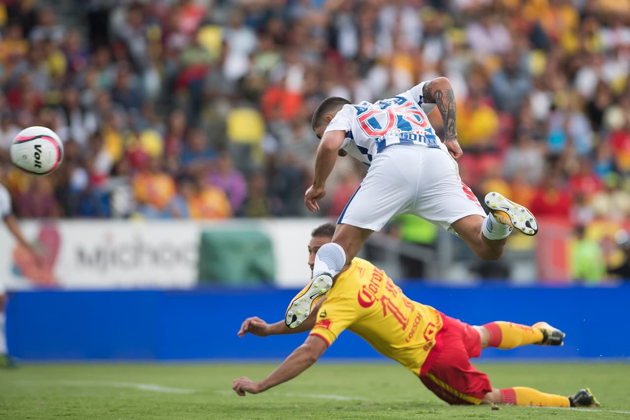 Tiene remate de cabeza y golpeo de balón con ambas piernas.