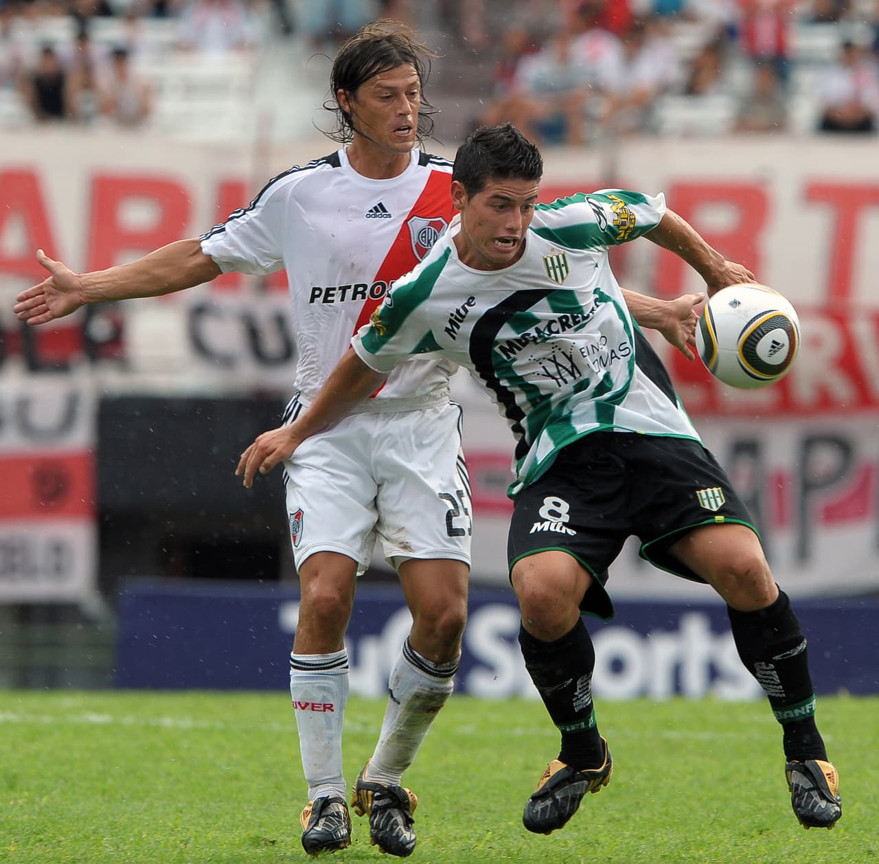 Almeyda incluso se dio el gusto de 'bautizar' al adolescente James Rodríguez, quien despuntó en el Banfield de Buenos Aires antes de dar el salto a Europa.