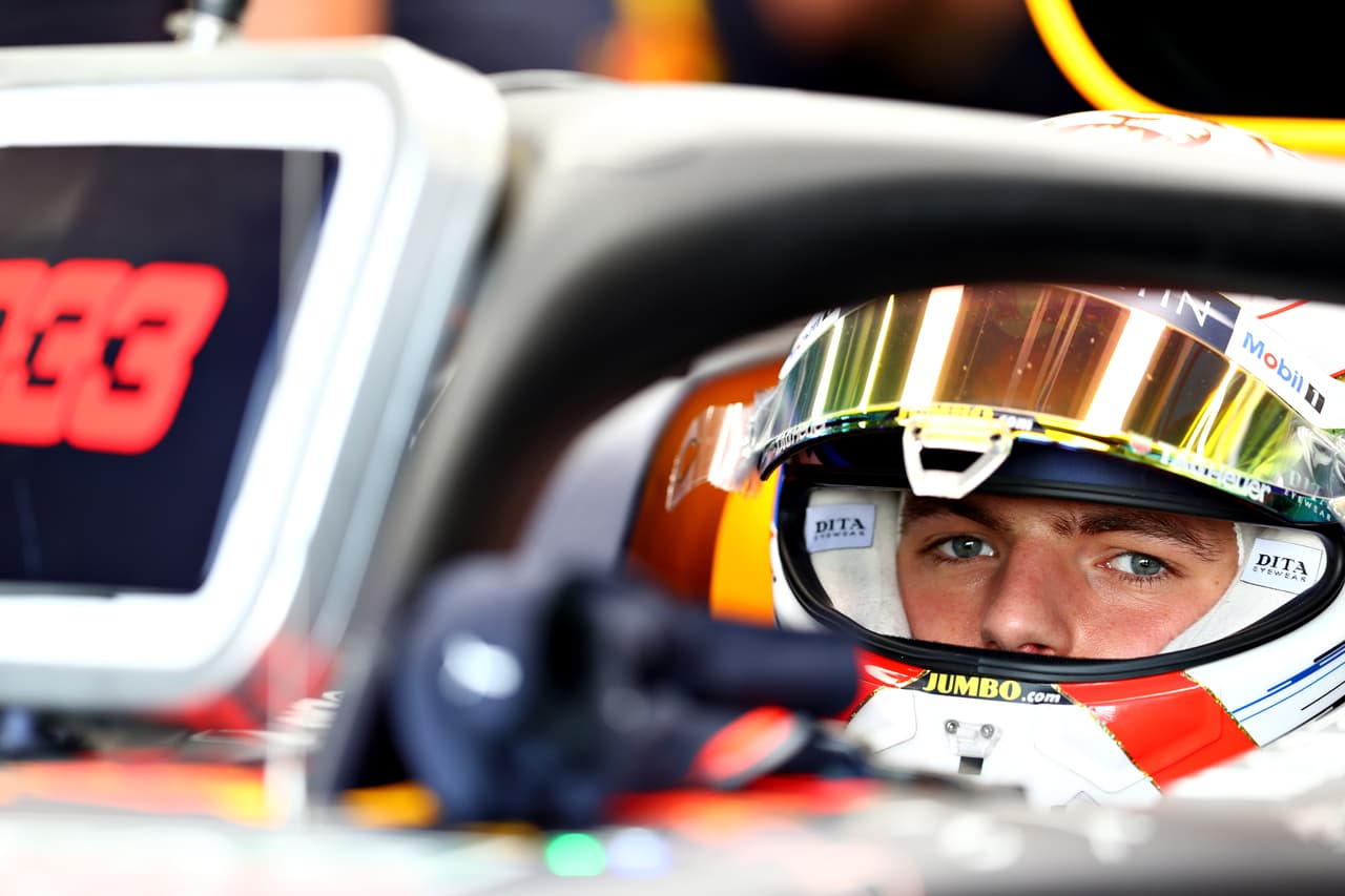 En el inicio de la acción Lewis Hamilton, Valterri Bottas y Sebastian Vettel ocuparon los tres primeros lugares, así como en la segunda sesión pero con distint orden: Vettel, Hamilton, Bottas. Por su parte, el mexicano Sergio Pérez fue octavo y noveno para ilusionarse con los puntos el domingo.