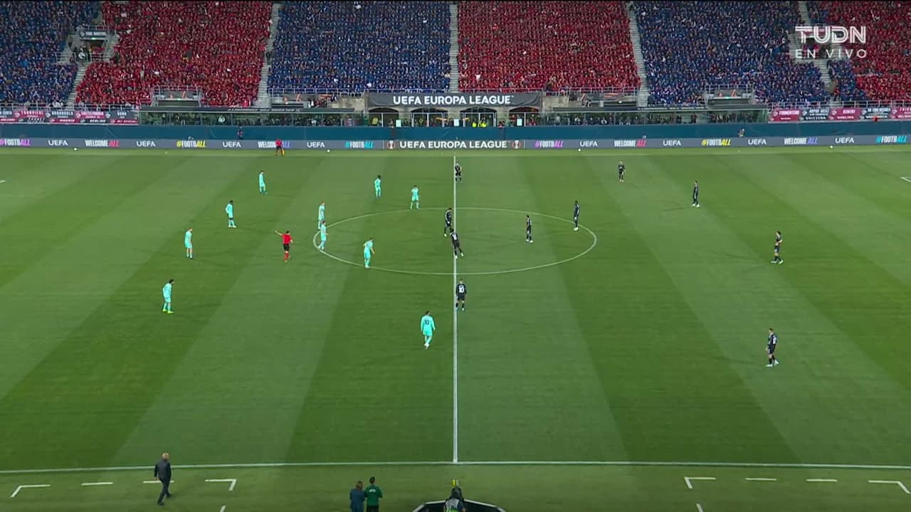 Arranca el partido y la pelota está en juego.